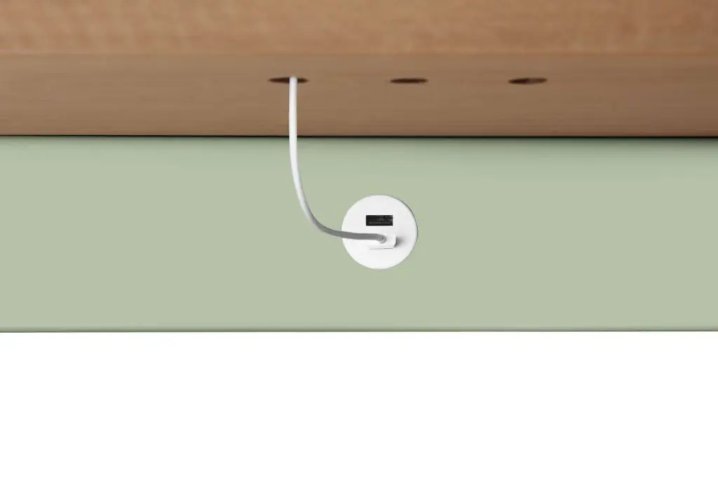 21 - Commons Veneer - USB Port.webp
